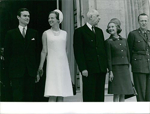 Danimarka Prensi Eşi Henrik'in yanında duran Danimarka Prensesi Margrethe II ile eski fotoğrafı Charles de Gaulle.